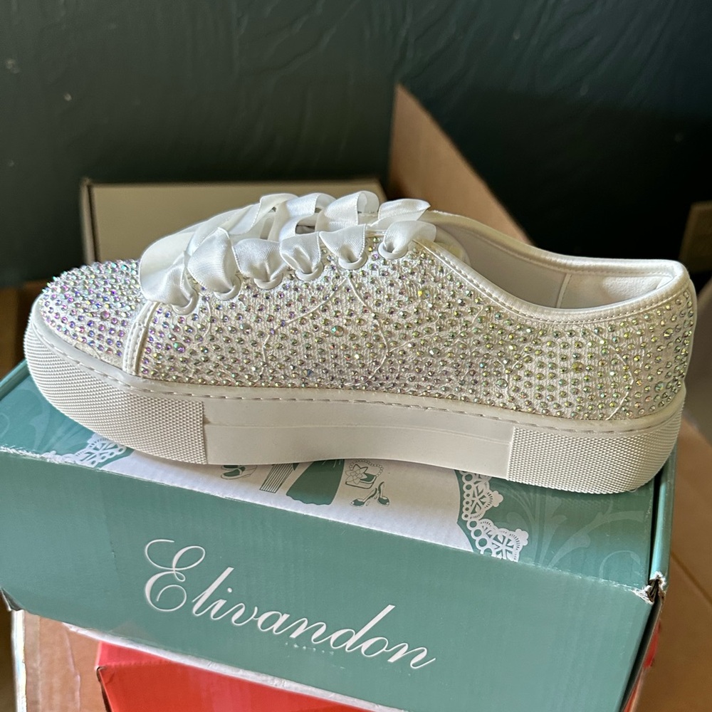 New in box  Elivandon White Rhinestone Sneakers size 6